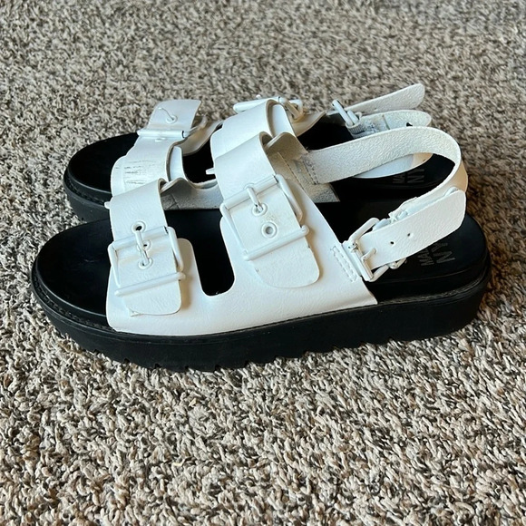 Steve Madden Shoes - Madden NYC Women’s Size 6 Platform Buckle Strap Chunky ‎ Sandals